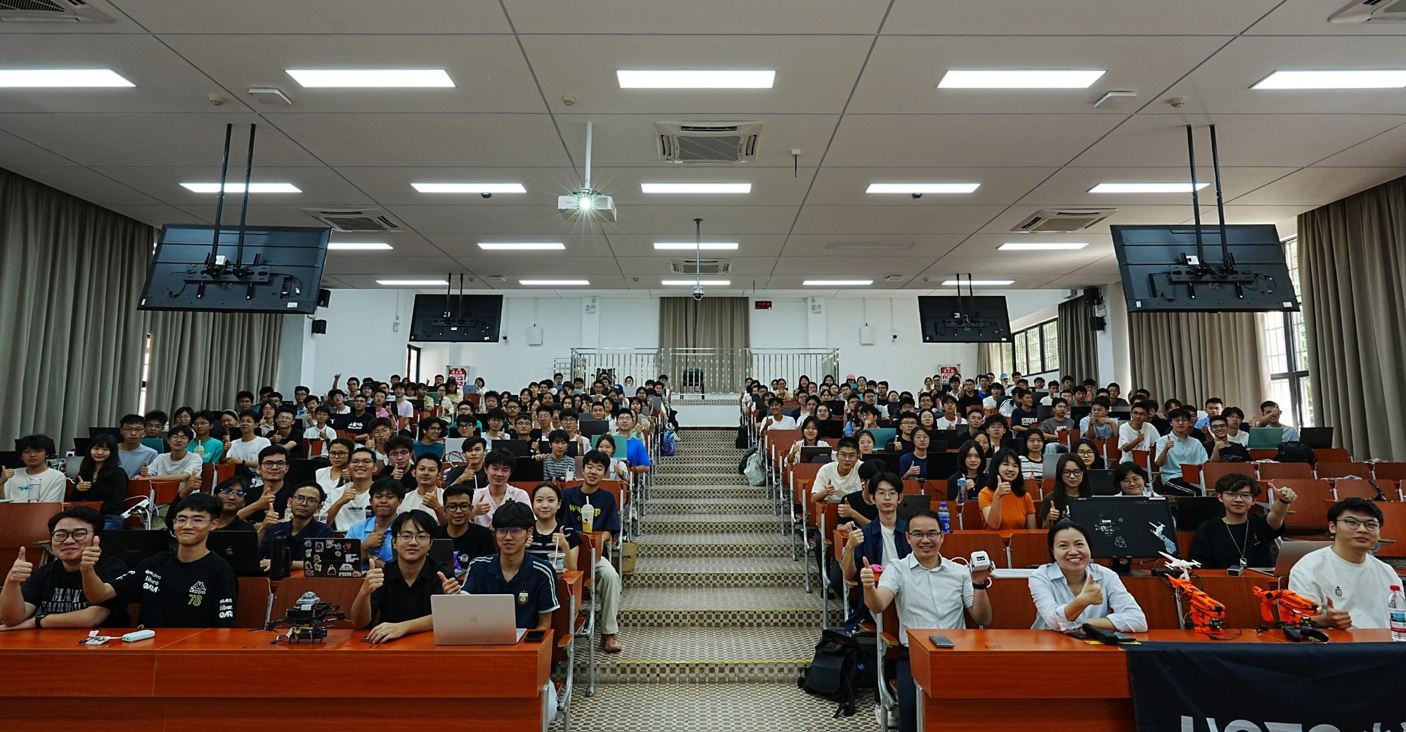 机器人第一课现场，阶梯教室坐满学生